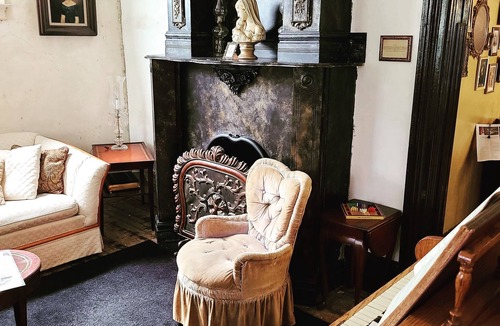 Downtown Niagara Falls Bed & Breakfast | Walk to Everything - Servant Room