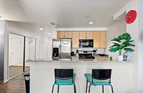 Pacific Terrace Condo | Walk to Everything - Gaslamp 1BR Free Parking & Pool