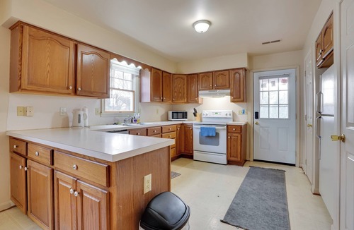 Hagerstown House | Walk to Fairgrounds! Hagerstown Townhome w/Deck