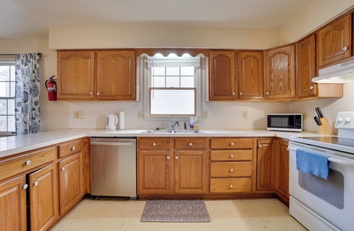 Hagerstown House | Walk to Fairgrounds! Hagerstown Townhome w/Deck