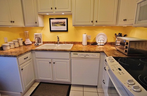 Cloisters Condo | Walk to Fashion Park! Phoenix Abode w/Pool Access