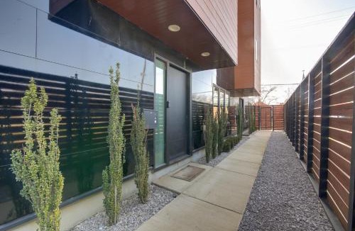 New Pathways House | Walk to FedEx Forum! Luxe Townhome with Rooftop Deck