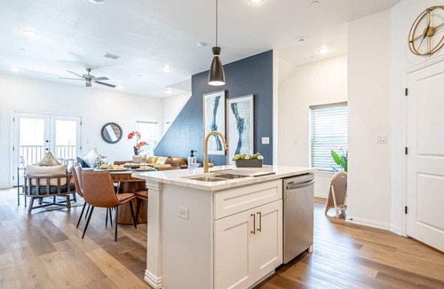 Arlington House | Walk to FIFA 2026 | Luxury Group Home | Parking