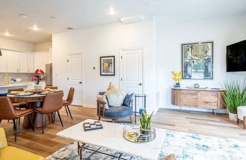 Arlington House | Walk to FIFA 2026 | Luxury Group Home | Parking