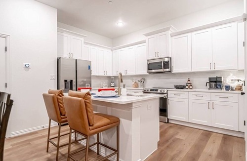 Arlington House | Walk to FIFA Stadium | Upscale Townhome | Parking