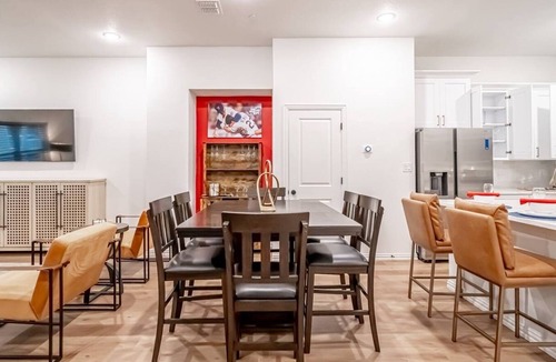 Arlington House | Walk to FIFA Stadium | Upscale Townhome | Parking