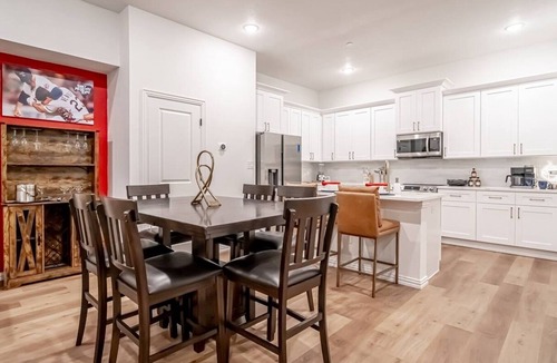 Arlington House | Walk to FIFA Stadium | Upscale Townhome | Parking