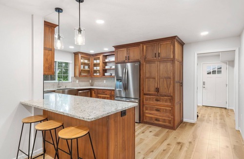 Ozark House | Walk to Finley Farms and Ozark Square - 6 Bedrooms