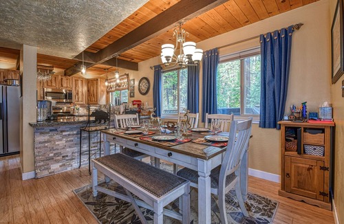 Arnold Cabin | WALK TO FLY-IN LAKE, ACCESS TO GOLF + SNOWFLAKE LODGE