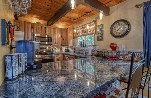 Arnold Cabin | WALK TO FLY-IN LAKE, ACCESS TO GOLF + SNOWFLAKE LODGE