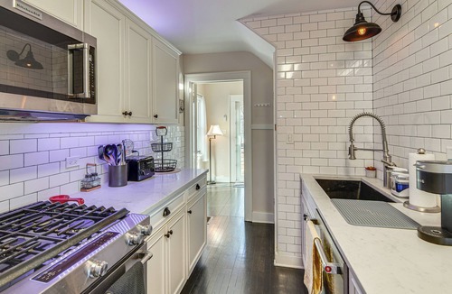 Fox River Grove House | Walk to Fox River Grove Train Station + Hot Tub!