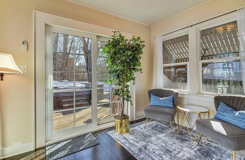 Fox River Grove House | Walk to Fox River Grove Train Station + Hot Tub!