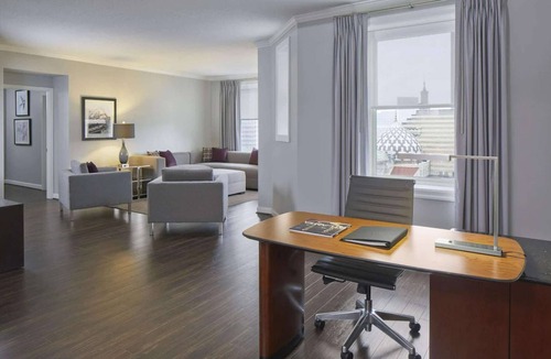 Midtown Hotel | Walk to Fox Theatre | Full Kitchen + Laundry