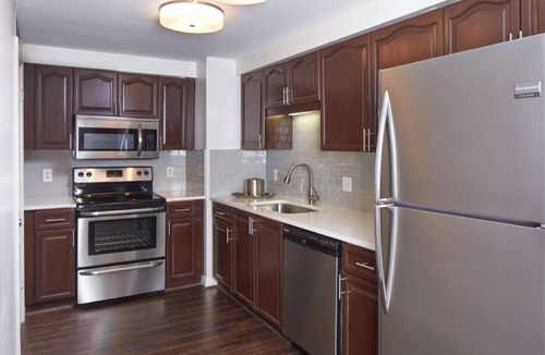 Midtown Hotel | Walk to Fox Theatre | Full Kitchen + Laundry