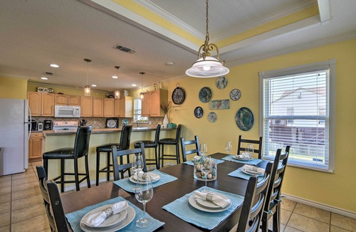 Pirates Beach House | Walk to Galveston Beach: Coastal Escape w/Yard