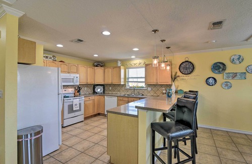 Pirates Beach House | Walk to Galveston Beach: Coastal Escape w/Yard