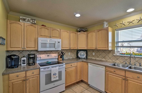 Pirates Beach House | Walk to Galveston Beach: Coastal Escape w/Yard