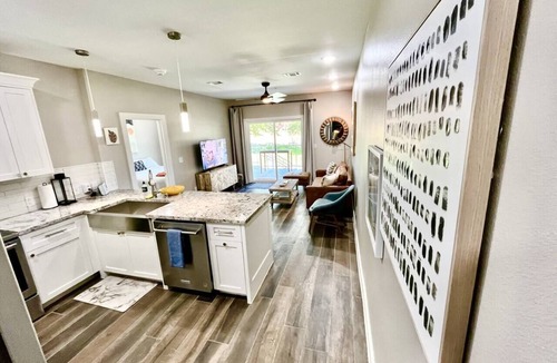 Gruene Apartment | Walk to Gruene Hall! | Riverfront Condo 3 BDRM