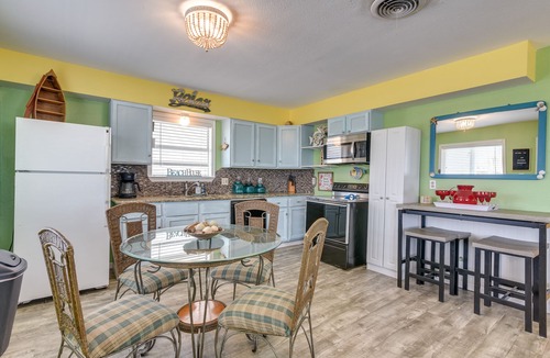 Surfside Beach House | Walk to Gulf: Surfside Beach Home w/Deck
