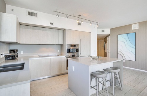 Hallandale Beach Apartment | Walk to Hollywood Beach: Upscale 16th-floor Condo