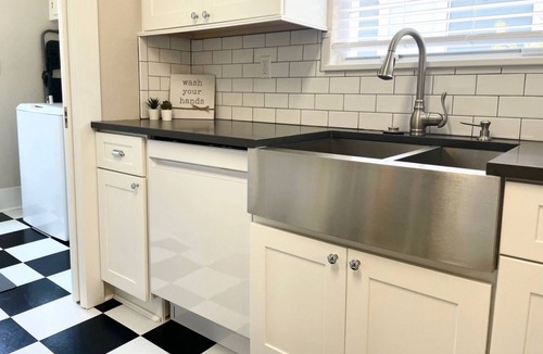 SoHo House | Walk to Hyde Park, Bayshore Blvd & SOHO Dining, Shopping & Nightlife! Stylish 3BR Tampa Retreat