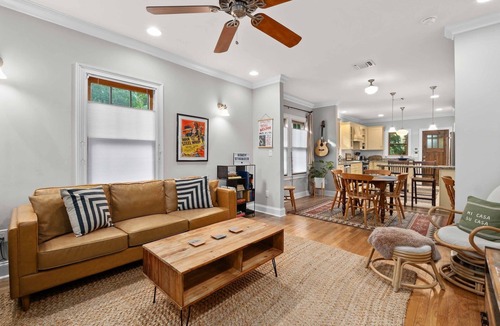 Travis Heights House | * Walk to it all ~ Adorable Historic Bungalow *