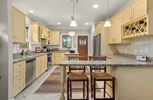 Travis Heights House | * Walk to it all ~ Adorable Historic Bungalow *
