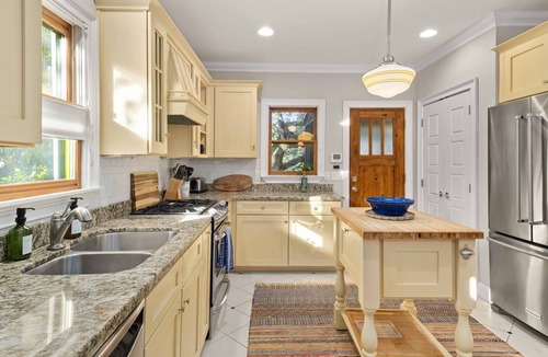 Travis Heights House | * Walk to it all ~ Adorable Historic Bungalow *