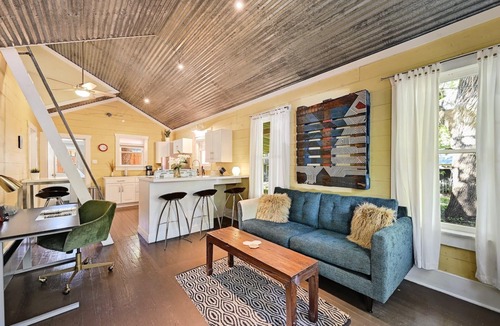 South Congress House | Walk to it all! ~ Historic Bungalow with Fenced Yard ~ Fast Wifi