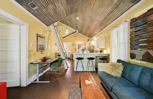 South Congress House | Walk to it all! ~ Historic Bungalow with Fenced Yard ~ Fast Wifi