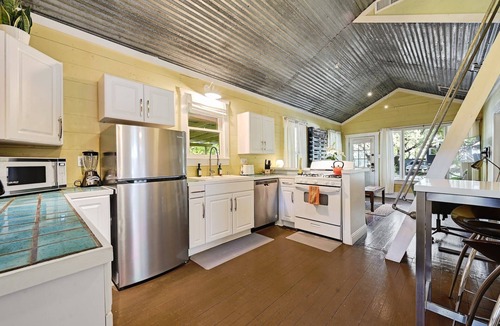 South Congress House | Walk to it all! ~ Historic Bungalow with Fenced Yard ~ Fast Wifi