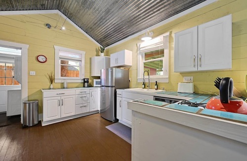 South Congress House | Walk to it all! ~ Historic Bungalow with Fenced Yard ~ Fast Wifi