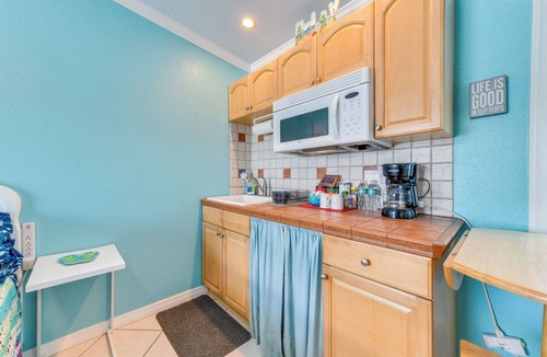 Madeira Beach Condo | Walk to John's Pass: Studio w/Pool Access!