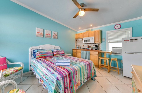 Madeira Beach Condo | Walk to John's Pass: Studio w/Pool Access!