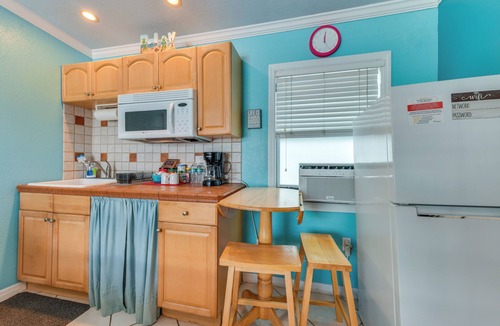 Madeira Beach Condo | Walk to John's Pass: Studio w/Pool Access!