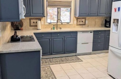 Manhattan House | Walk to K-State, Sleeps 12, Pool Table, Hot Tub, 28-60 nights stays are welcome!