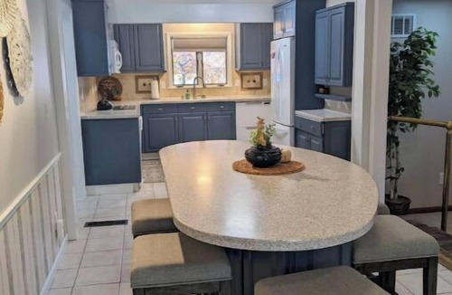 Manhattan House | Walk to K-State, Sleeps 12, Pool Table, Hot Tub, 28-60 nights stays are welcome!