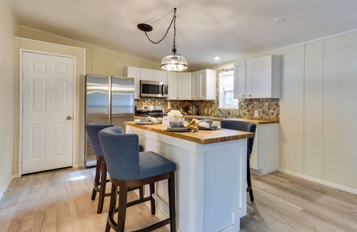Greentown House | Walk to Lake! All-Season Retreat in Poconos Mtns