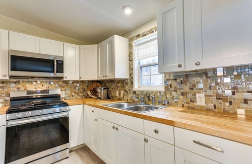 Greentown House | Walk to Lake! All-Season Retreat in Poconos Mtns