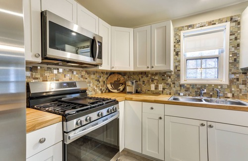 Greentown House | Walk to Lake! All-Season Retreat in Poconos Mtns