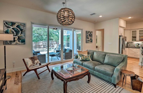 Lakeland Park House | Walk to Lake Austin: Spacious Getaway w/Patio