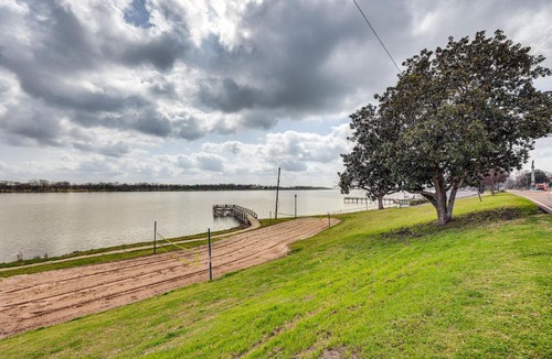 Lake Village House | Walk to Lake Chicot: Cottage w/Yard & Views!
