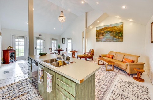 Lake Village House | Walk to Lake Chicot: Cottage w/Yard & Views!