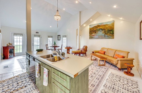 Lake Village Cottage | Walk to Lake Chicot: Cottage w/Yard & Views!