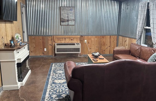 Canadian Cabin | Walk to Lake 🔥Fire Pit Pets Welcome 🐾. + golf ⛳️
