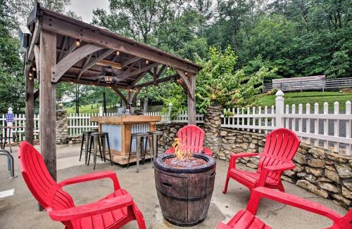 Henry House | Walk to Lake: Henry Group Getaway w/Outdoor Fun!
