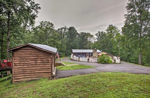 Henry House | Walk to Lake: Henry Group Getaway w/Outdoor Fun!