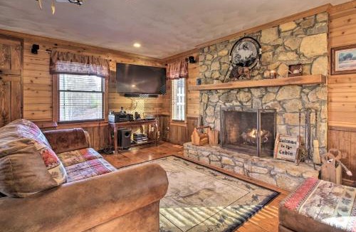 Henry House | Walk to Lake: Henry Group Getaway w/Outdoor Fun!