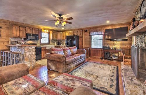 Henry House | Walk to Lake: Henry Group Getaway w/Outdoor Fun!