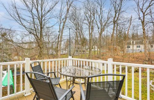 Hopatcong House | Walk to Lake Hopatcong: Vibrant Home w/Deck!